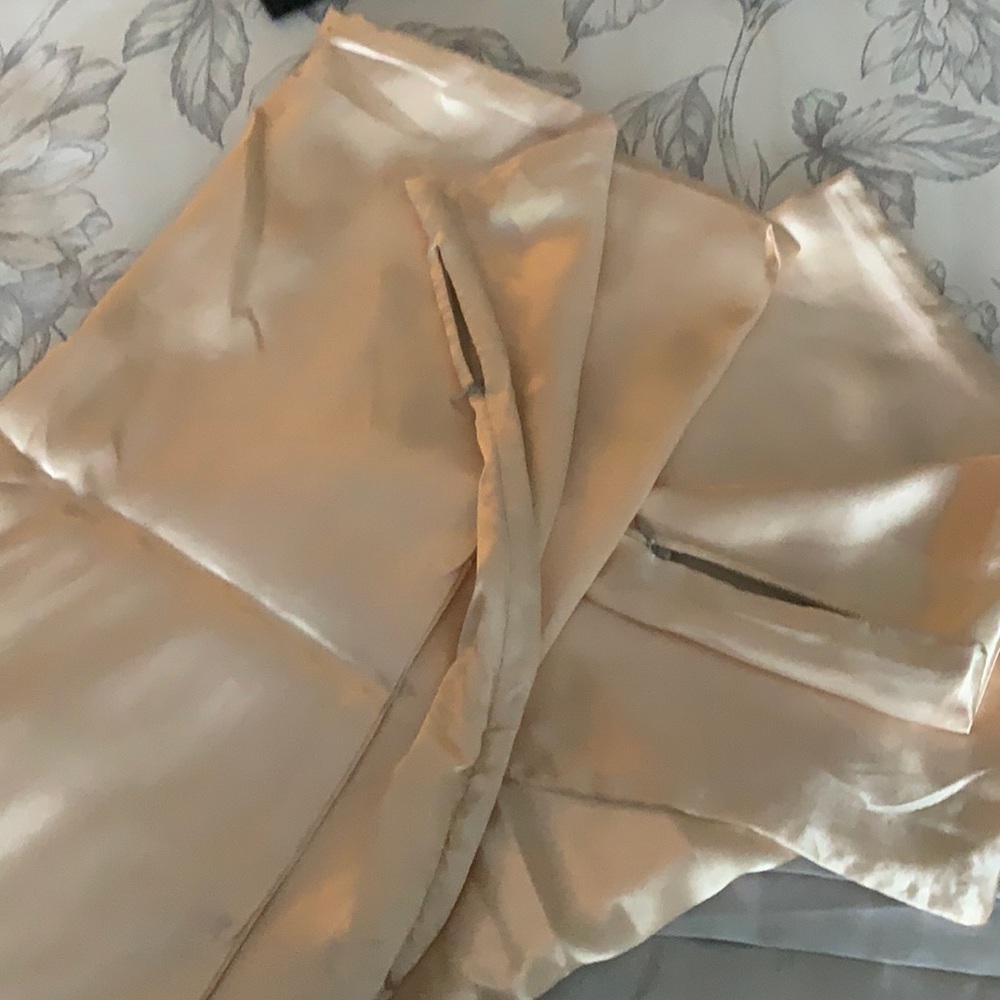 Excellent used condition. Set of 2 king sized satin pillow cases